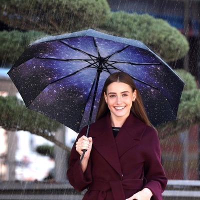 Schwarzer Kleber Sonnenschutz Dreifachklappbarer Regenschirm für Werbung und Geschenke