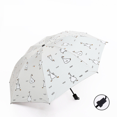 Damen Dreifachblauer Regenschirm mit Erdbeer-Punkt-Muster All-Season-Handbuch offen