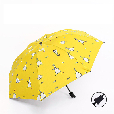 Damen Dreifachblauer Regenschirm mit Erdbeer-Punkt-Muster All-Season-Handbuch offen