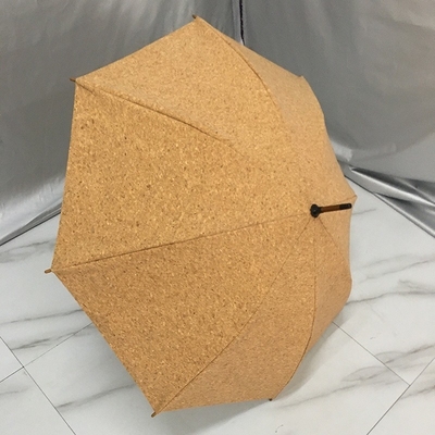 Kreativer Umweltschutz aus Korkgewebe, Sägemehl, Stoffschirm mit Holzgriff