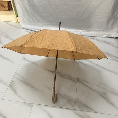 Kreativer Umweltschutz aus Korkgewebe, Sägemehl, Stoffschirm mit Holzgriff