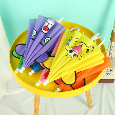 Kleiner Kinderschirm mit langem Griff und reizvollem Zeichentrickdesign
