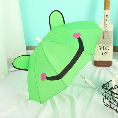 Kleiner Kinderschirm mit langem Griff und reizvollem Zeichentrickdesign