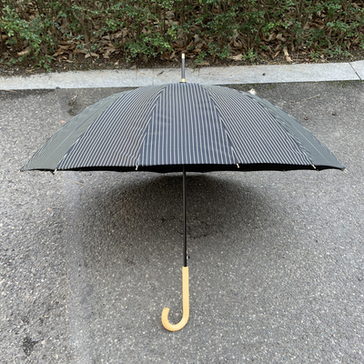 Japanisch und koreanischer Stil gestreiftes Tuch Holz Haken Handgriff Regenschirm Auto-Open-Funktion