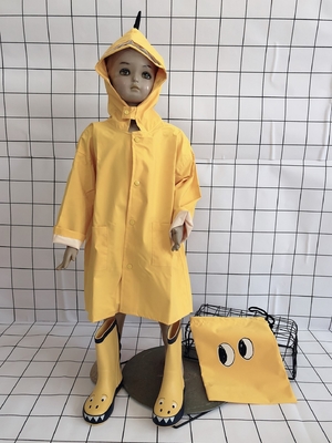 Durchsichtiger langer Regenmantel für kleine Dinosaurierkinder im Kindergarten und in der 1. bis 3. Klasse
