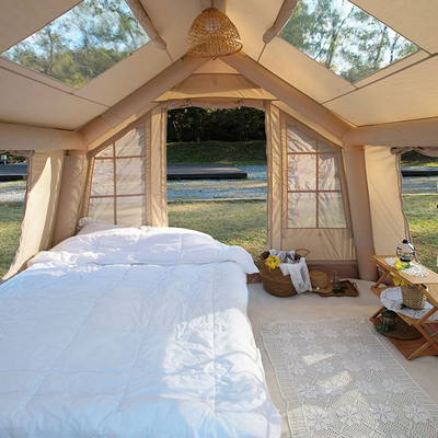 Große Leinwand-Glamping-Hüttenzeltmarkise und Anzug für geräumiges Wohnen im Freien