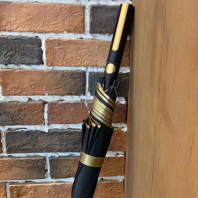 Besonderheiten für goldbeschichtete Stoffschirme mit halbautomatischer Steuerung und goldenem Griff