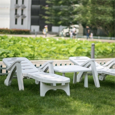 Weißes Rattan Patio Lounge Chair Klappbett für Wohnung Balkon und Villa