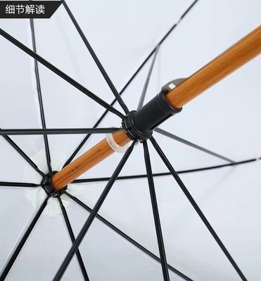 Farbige Regenschirme in Spanien mit langem Glasfaserrahmen und Holzgriff