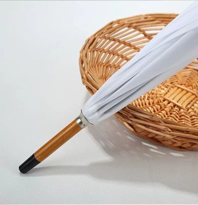 Farbige Regenschirme in Spanien mit langem Glasfaserrahmen und Holzgriff