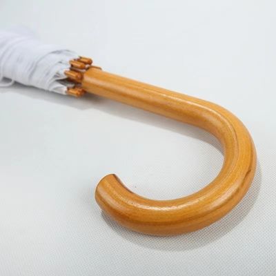 Farbige Regenschirme in Spanien mit langem Glasfaserrahmen und Holzgriff