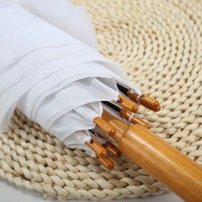 Farbige Regenschirme in Spanien mit langem Glasfaserrahmen und Holzgriff