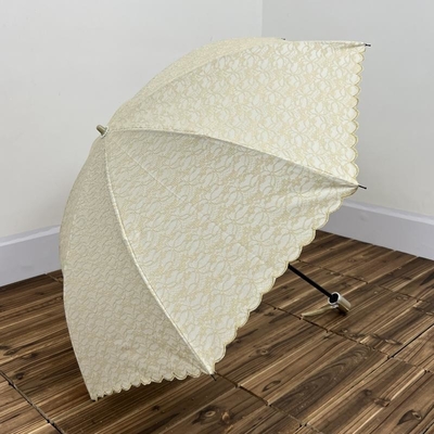 Einfacher rosafarbener, zweifaltig gestickter Regenschirm, leicht und praktisch